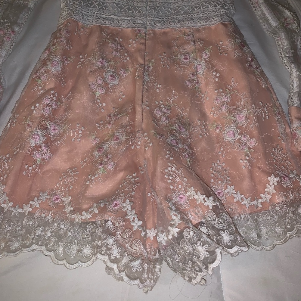 SOLD💕Embroidered romper - Picture 5 of 8